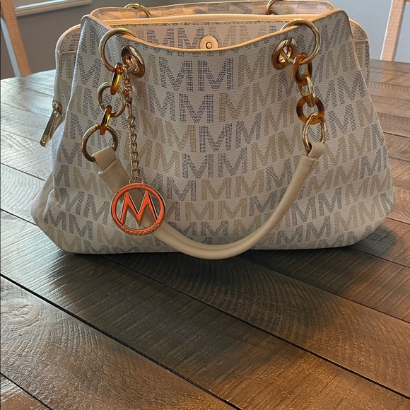 Elegant Beige and Gold Women's Shoulder Bag - Picture 1 of 4